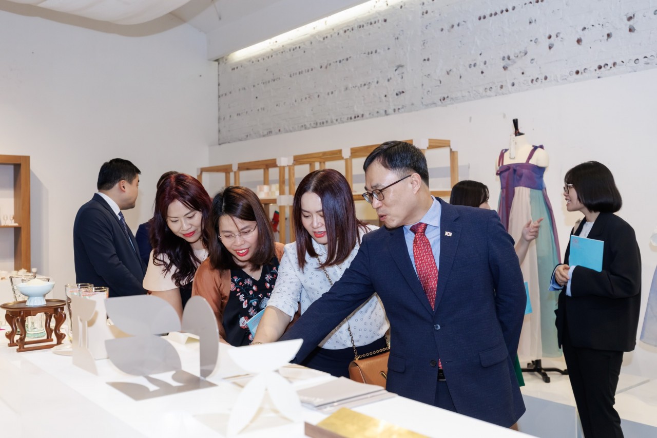 Taking place over 10 days from October 25 to November 3, this exhibition of traditional Korean cultural products, THAT’S KOREA: Tradition Shaping Today’s Daily Life, not only showcases traditional Korean cultural items but also offers a range of immersive cultural experiences. Highlights include performances of traditional Korean musical instruments, tea culture experiences, traditional craft-making, Korean traditional games, and more.