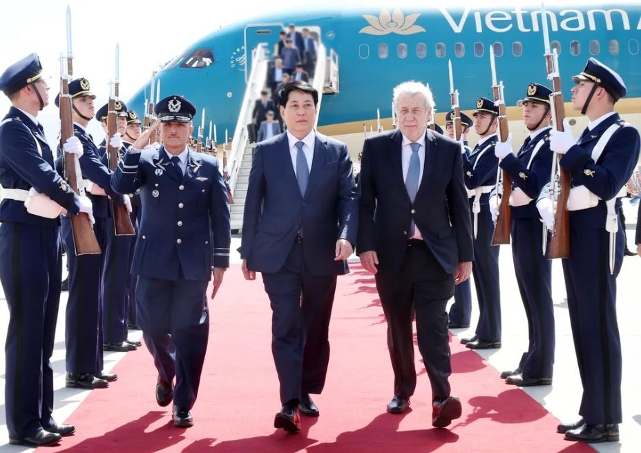 At the welcome ceremony for State President Luong Cuong (L) at the Arturo M. Benitez International Airport in Santiago, Chile. (Photo: VNA)