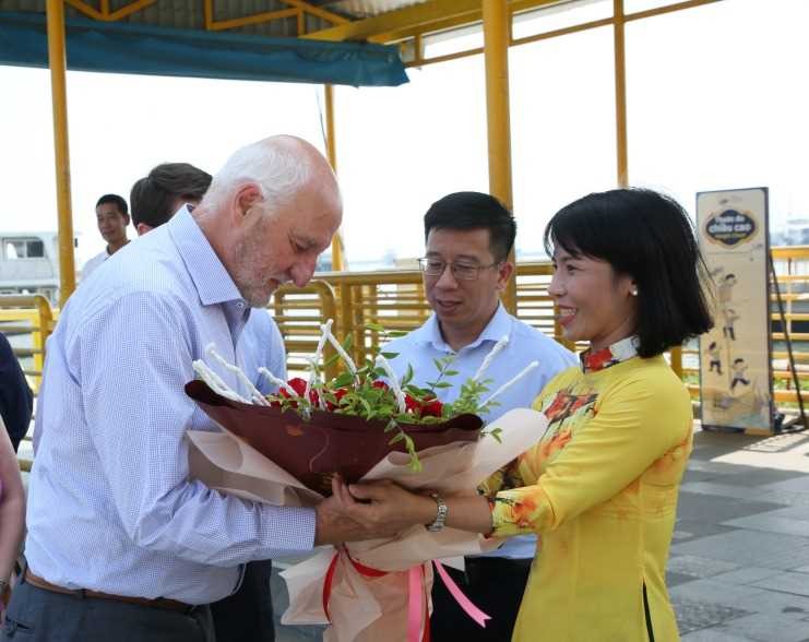 argentine justicialist party delegation visit ha long bay