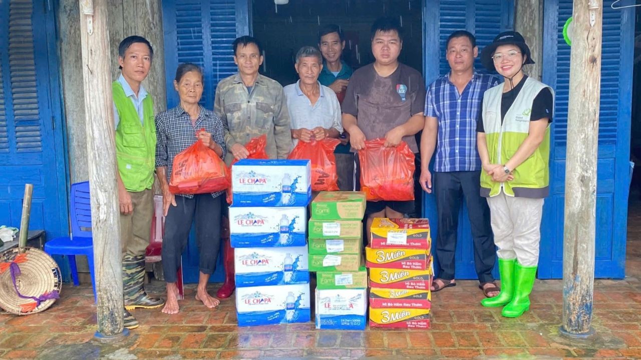 Each relief package included:  One box of 500ml bottled water, One box of instant noodles, A box of milk, snacks, ready-to-eat sausages, Digestive medicine, menthol oil, and topical ointments. The total value of the distributed relief items amounted to approximately 230 million VND.