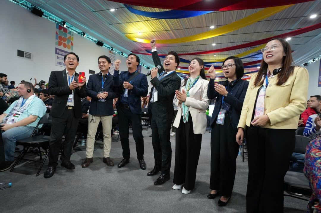 vietnamese youth sing song about uncle ho in venezuela