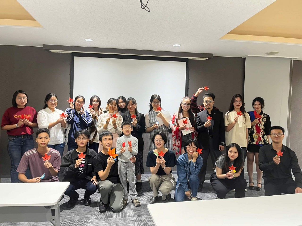 Participants of the “Autumn” origami workshop had the opportunity to learn from renowned Vietnamese origami artist Nguyễn Hùng Cường and members of the Vietnam Origami Group (VOG). The highlight of the event was the “Maple Leaf” design, crafted from Vietnam’s traditional Dó paper, which Nguyễn Hùng Cường spent two weeks creating exclusively for this workshop held at the Japanese Embassy.