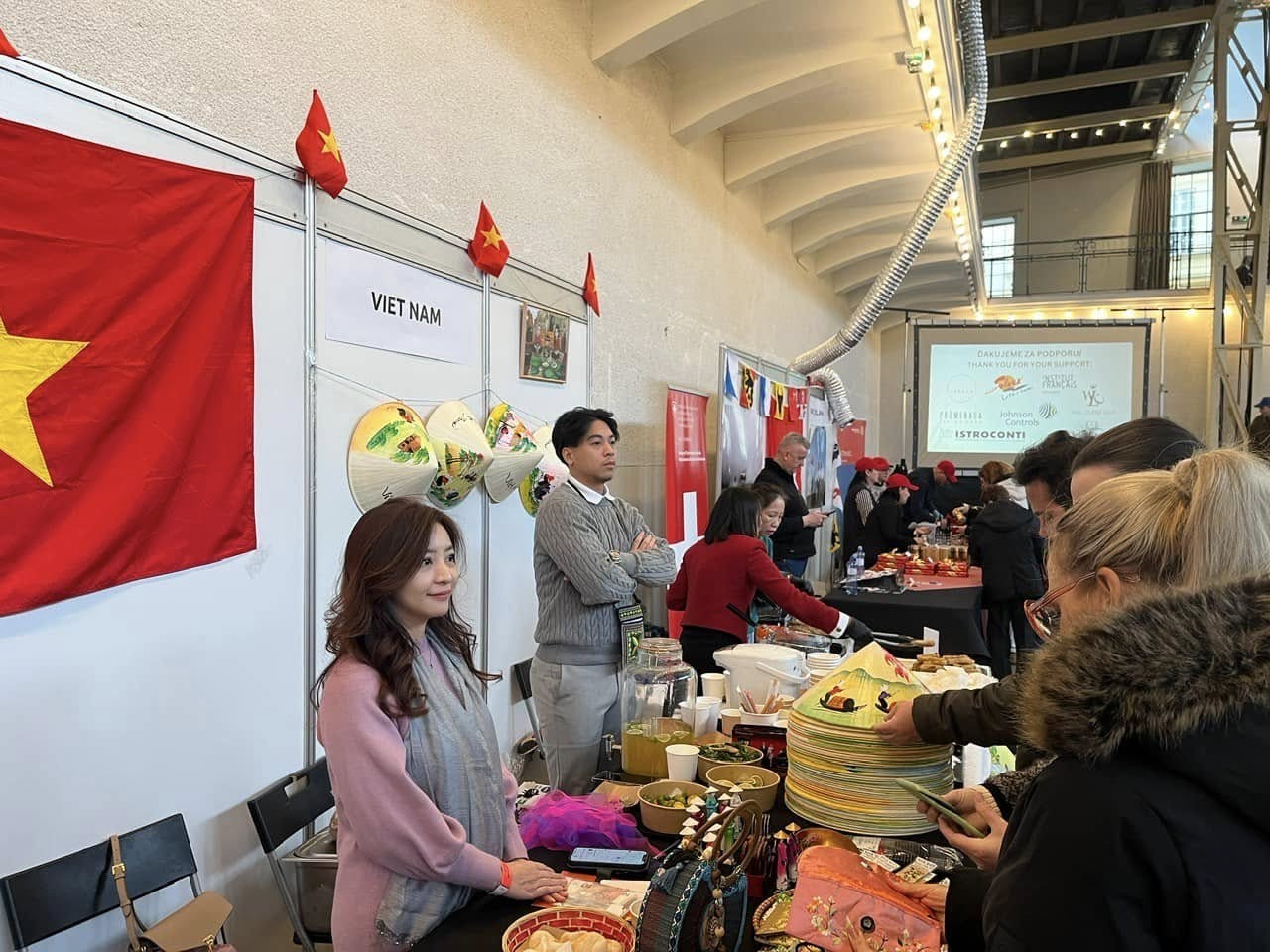 On November 24, 2024, the Embassy of Vietnam in Slovakia participated in the Christmas Charity Bazaar held in Bratislava. This annual event is organized by the International Women's Club of Bratislava under the patronage of the Slovak Minister of Foreign Affairs, with support from the Bratislava city government.  At the bazaar, the Vietnamese Embassy showcased traditional handicrafts, introduced Vietnamese cuisine, and contributed two captivating cultural performances by the Vietnamese Women’s Association in Bratislava.