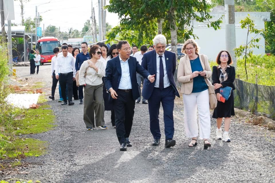 A high-profile delegation, including EU Ambassador Julien Guerrier, Spanish Ambassador Carmen Cano de Lasala, and Vietnam's Deputy Minister of Industry and Trade Nguyen Hoang Long, embarked on a joint field trip to Can Tho and Tra Vinh. The purpose of the trip was to assess and discuss the implementation of the EU-supported sustainable energy transition program