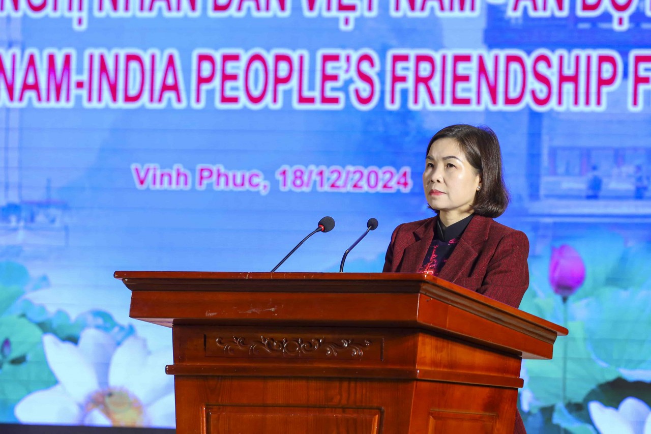 Phung Thi Kim Nga, Vice Chairwoman of the People’s Committee of Vinh Phuc Province, speaks at the opening ceremony of the 12th Vietnam-India People’s Friendship Festival. (Photo: Dinh Hoa)