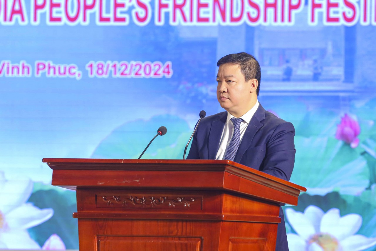 Vice President of the Vietnam Union of Friendship Organizations delivers a speech at the opening ceremony of the 12th Vietnam-India People’s Friendship Festival. (Photo: Dinh Hoa)