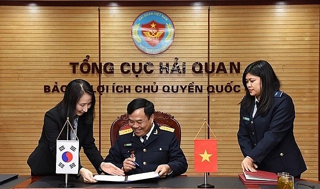 The General Department of Vietnam Customs and the Republic of Korea Customs Service sign a mutual recognition agreement. (Photo: baodautu.vn) The General Department of Vietnam Customs and the Republic of Korea Customs Service sign a mutual recognition agreement. (Photo: baodautu.vn)
