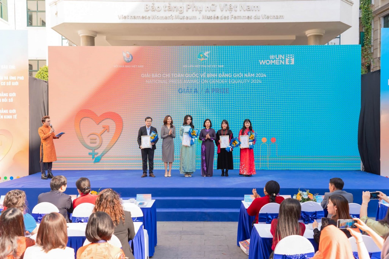 The Central Committee of the Vietnam Women’s Union, in collaboration with UN Women and the Vietnam Journalists Association, hosted the National Journalism Awards on Gender Equality 2024 in Hanoi on December 18. The awards honored 24 outstanding works from various categories, including print, online, radio, and television. Additionally, three organizations: Vietnam Women’s Newspaper, Ho Chi Minh City Women’s Newspaper, and Nghe An Newspaper, were recognized for submitting the highest number of entries. The National Journalism Awards on Gender Equality 2024 is part of the activities marking the Action Month for Gender Equality and the Prevention of Gender-Based Violence.
