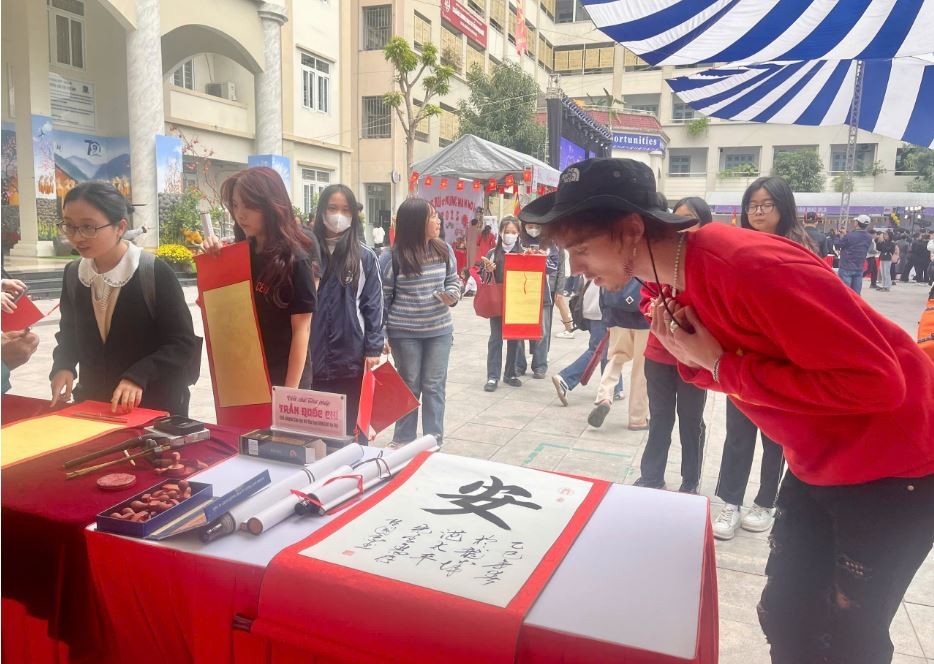 International Students Enjoy Playing Folk Games and Exploring Tet Traditions International Students Enjoy Playing Folk Games and Exploring Tet Traditions