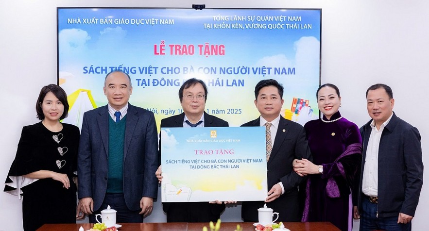 Vietnamese Books Donated to Viet Expats in Northeastern Thailand