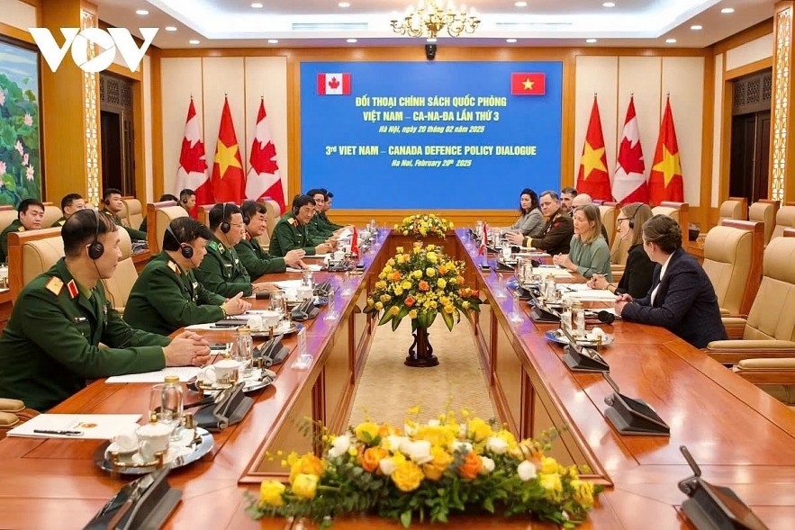 Deputy Minister of National Defence of Vietnam Hoang Xuan Chien and his Canadian counterpart Stefanie Beck co-chair the third Vietnam-Canada Defence Policy Dialogue in Hanoi on February 20.