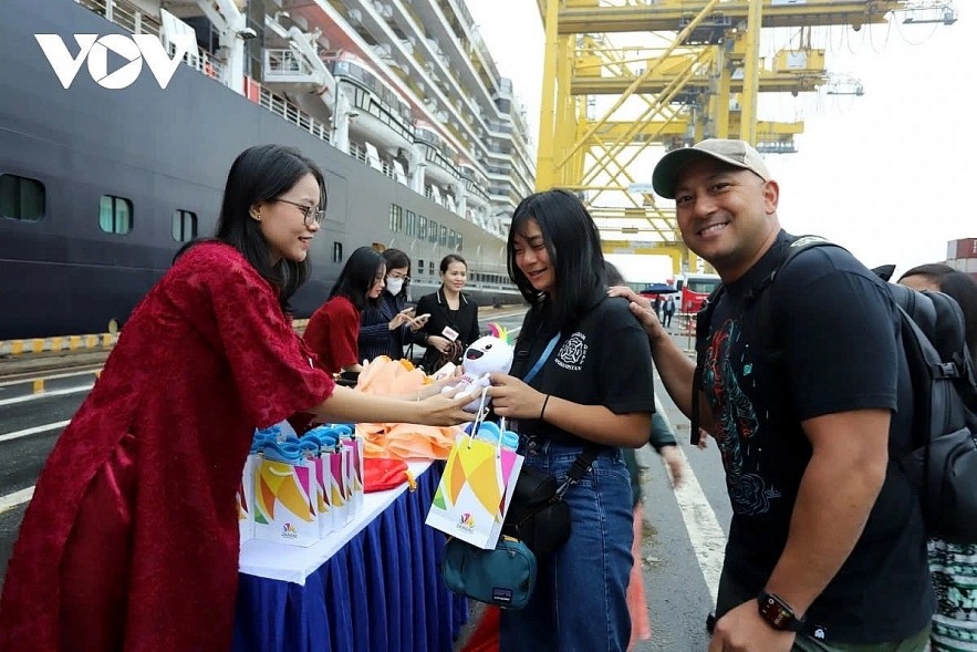 Da Nang hosts a welcoming ceremony for foreign visitors at Tien Sa port in early 2025.