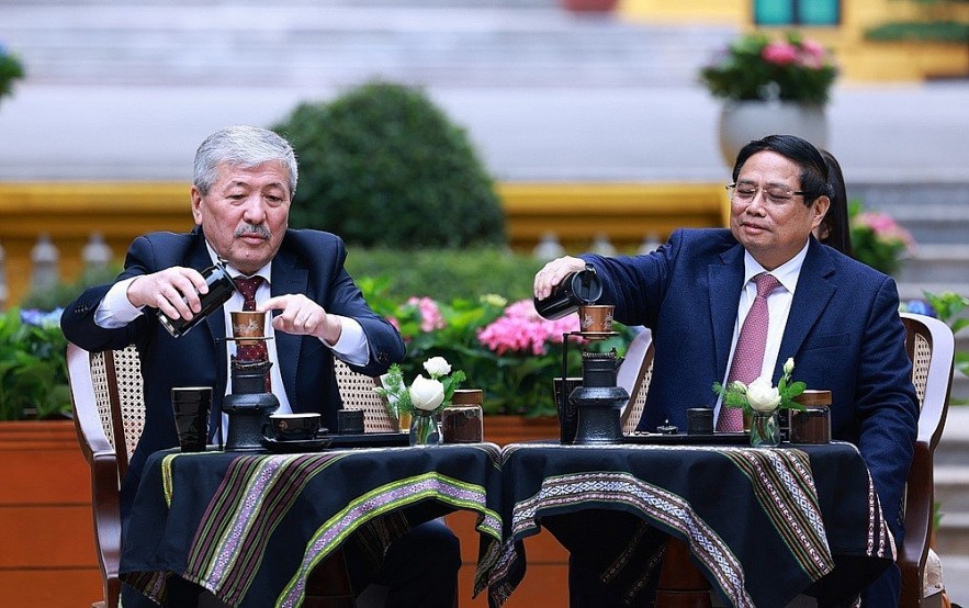 Vietnamese, Kyrgyz PMs visit President Ho Chi Minh Relic Site