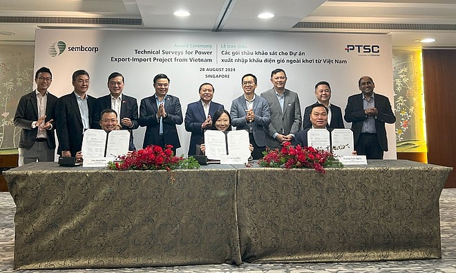 Representatives from The Petrovietnam Technical Services Corporation (PTSC) and its Singaporean partner Sembcorp Utilities Pte Ltd at ceremony of the hand-over of contract packages on wind and hydrological measurements and geological surveys under the project on exporting offshore renewable energy from Vietnam to Singapore, in 2024. (Photo: VNA)