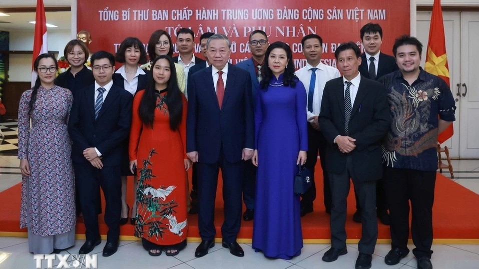 general secretary to lam visits vietnamese community in indonesia