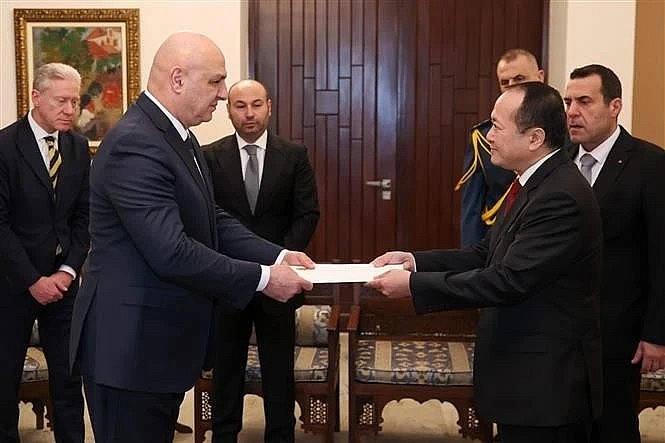Vietnamese Ambassador to Egypt and Lebanon Nguyen Huy Dung presents his credentials to Lebanese President Joseph (Photo: VNA) Vietnamese Ambassador to Egypt and Lebanon Nguyen Huy Dung presents his credentials to Lebanese President Joseph (Photo: VNA)