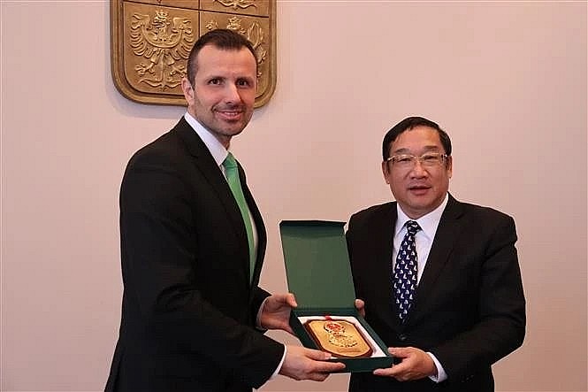 Vietnamese Deputy Minister of National Defence Sen. Lieut. Gen. Pham Hoai Nam (right) and Czech Deputy Minister of Defence Daniel Blazkovec at their meeting on March 19. (Photo: VNA) Vietnamese Deputy Minister of National Defence Sen. Lieut. Gen. Pham Hoai Nam (right) and Czech Deputy Minister of Defence Daniel Blazkovec at their meeting on March 19. (Photo: VNA)