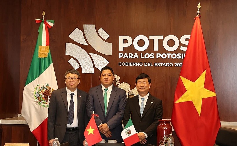 From the left: Vietnamese Ambassador Nguyen Van Hai, Governor of San Luis Potosí state Ricardo Gallardo Cardona, and Chairman of the Binh Duong provincial People’s Committee Vo Van Minh (Photo: VNA) From the left: Vietnamese Ambassador Nguyen Van Hai, Governor of San Luis Potosí state Ricardo Gallardo Cardona, and Chairman of the Binh Duong provincial People’s Committee Vo Van Minh (Photo: VNA)