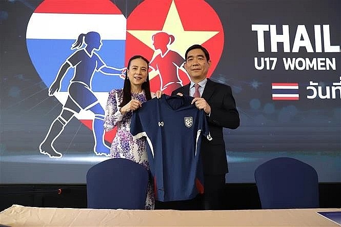 President of the Football Association of Thailand Nualphan Lamsam (left) and Vietnamese Ambassador to Thailand Pham Viet Hung at the press conference. (Photo: VNA) President of the Football Association of Thailand Nualphan Lamsam (left) and Vietnamese Ambassador to Thailand Pham Viet Hung at the press conference. (Photo: VNA)