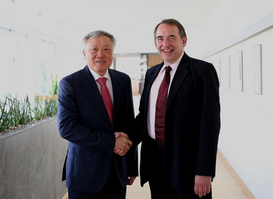 Alexander Lorz (R), Minister of Finance of the State of Hessen, Germany, meets with visiting Vietnamese Deputy Prime Minister Nguyen Hoa Binh in Frankfurt on March 25. (Photo: VGP) Alexander Lorz (R), Minister of Finance of the State of Hessen, Germany, meets with visiting Vietnamese Deputy Prime Minister Nguyen Hoa Binh in Frankfurt on March 25. (Photo: VGP)