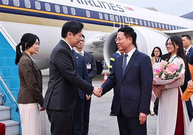 Minister of Science and Technology Nguyen Manh Hung (R) welcomes Singaporean Prime Minister Lawrence Wong and his spouse at Noi Bai International Airport , Hanoi. (Photo: VNA) Minister of Science and Technology Nguyen Manh Hung (R) welcomes Singaporean Prime Minister Lawrence Wong and his spouse at Noi Bai International Airport , Hanoi. (Photo: VNA)
