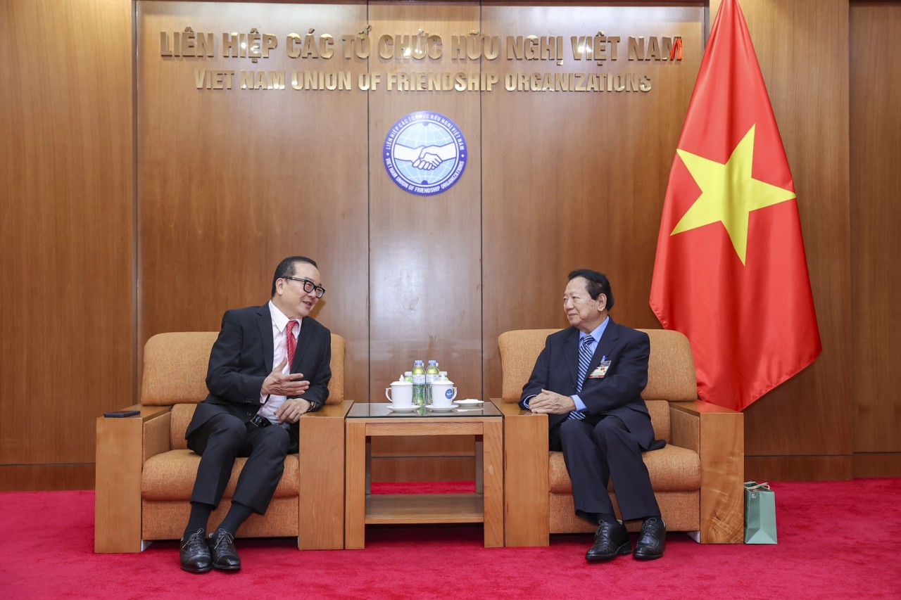 VSFA Vice President - Secretary General Nguyen Duc Hung (right) receives Lian Wee Cheow, Vice Chairman of the Singapore International Foundation (Photo: Dinh Hoa)