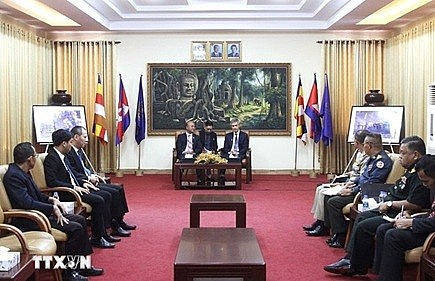 Embassy Supports Vietnamese people in Northwest Cambodia