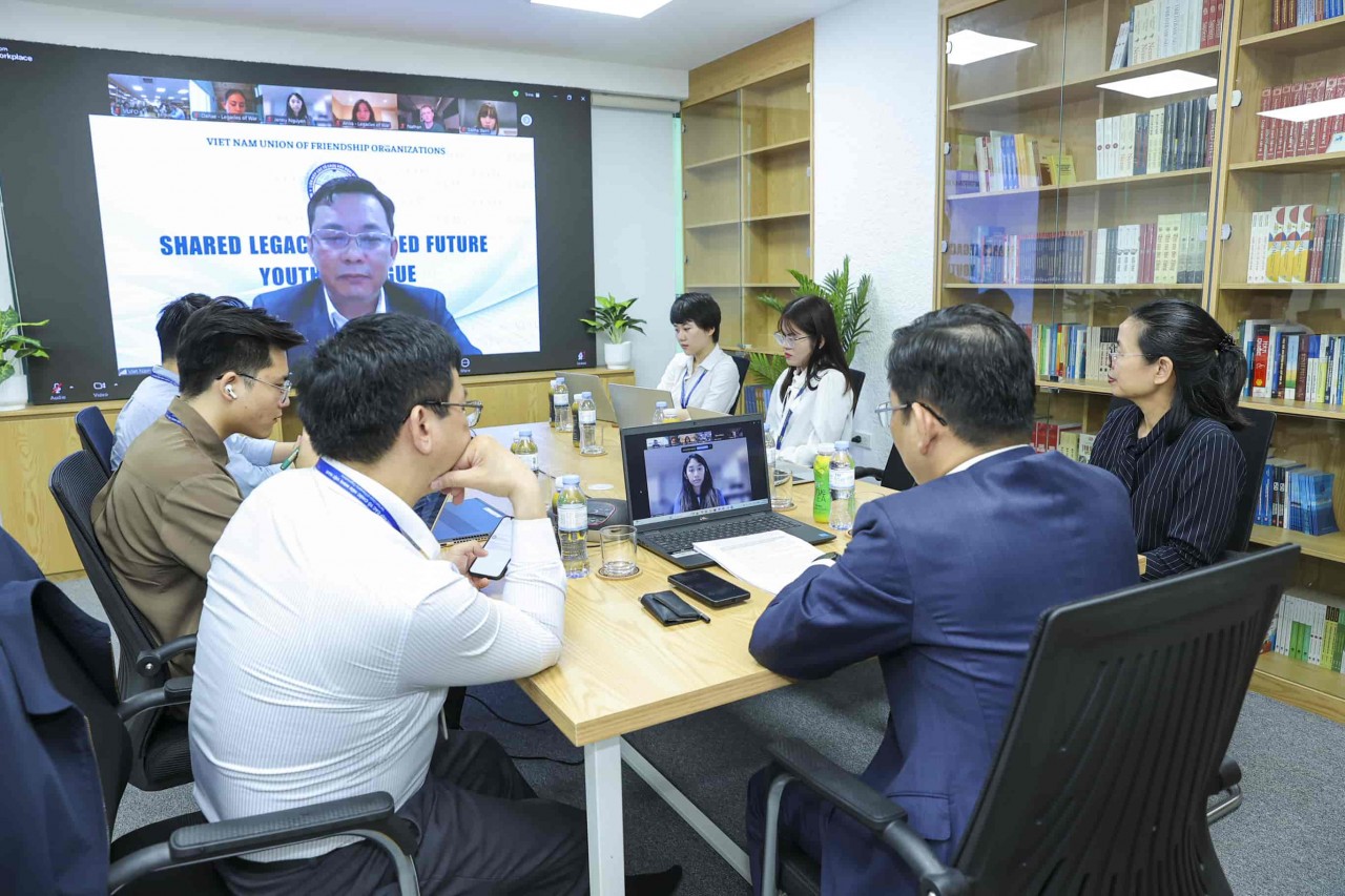 Vice President of the Viet Nam Union of Friendship Organizations Dong Huy Cuong attends the dialogue. 