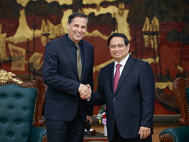 Prime Minister Pham Minh Chinh (R) shakes hands with Chairman and CEO Klaus Zellmer, Ha Noi, March 27, 2025. Photo: VGP/Nhat Bac