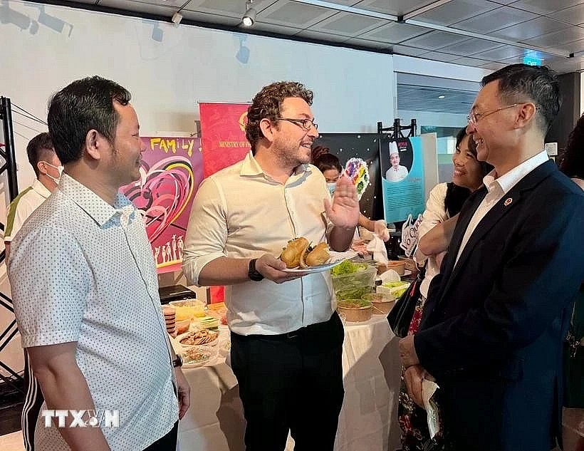 Virgile Prod'Homme, Research Director at Alliance Française Singapore, enjoys Vietnamese baguette. (Photo: VNA)
