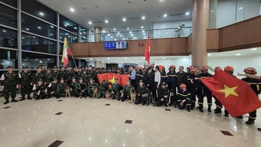 Vietnamese soldiers, police officers, and service dogs arrive at Yangon airport, Myanmar, and stay ready for earthquake relief efforts.