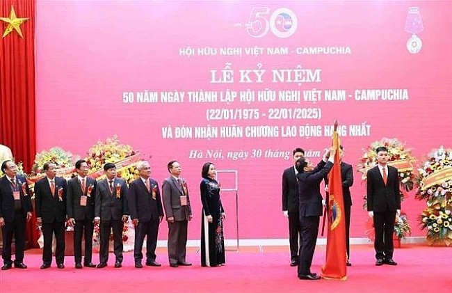First-class Labour Order bestowed upon Vietnam-Cambodia Friendship Association