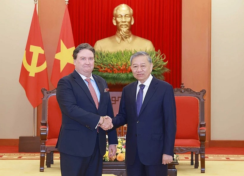 Party General Secretary To Lam (R) meets with US Ambassador to Vietnam Marc Knapper in Hanoi on March 31. (Photo: VNA)