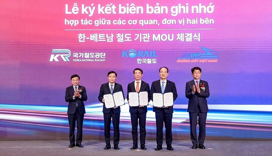 Representatives from the Korea Railroad Corporation (KORAIL), Korean National Railway (KNR), and Vietnam Railways Corporation (VNR) sign a tripartite memorandum of understanding on railway development cooperation. (Photo:baogiaothong.vn)