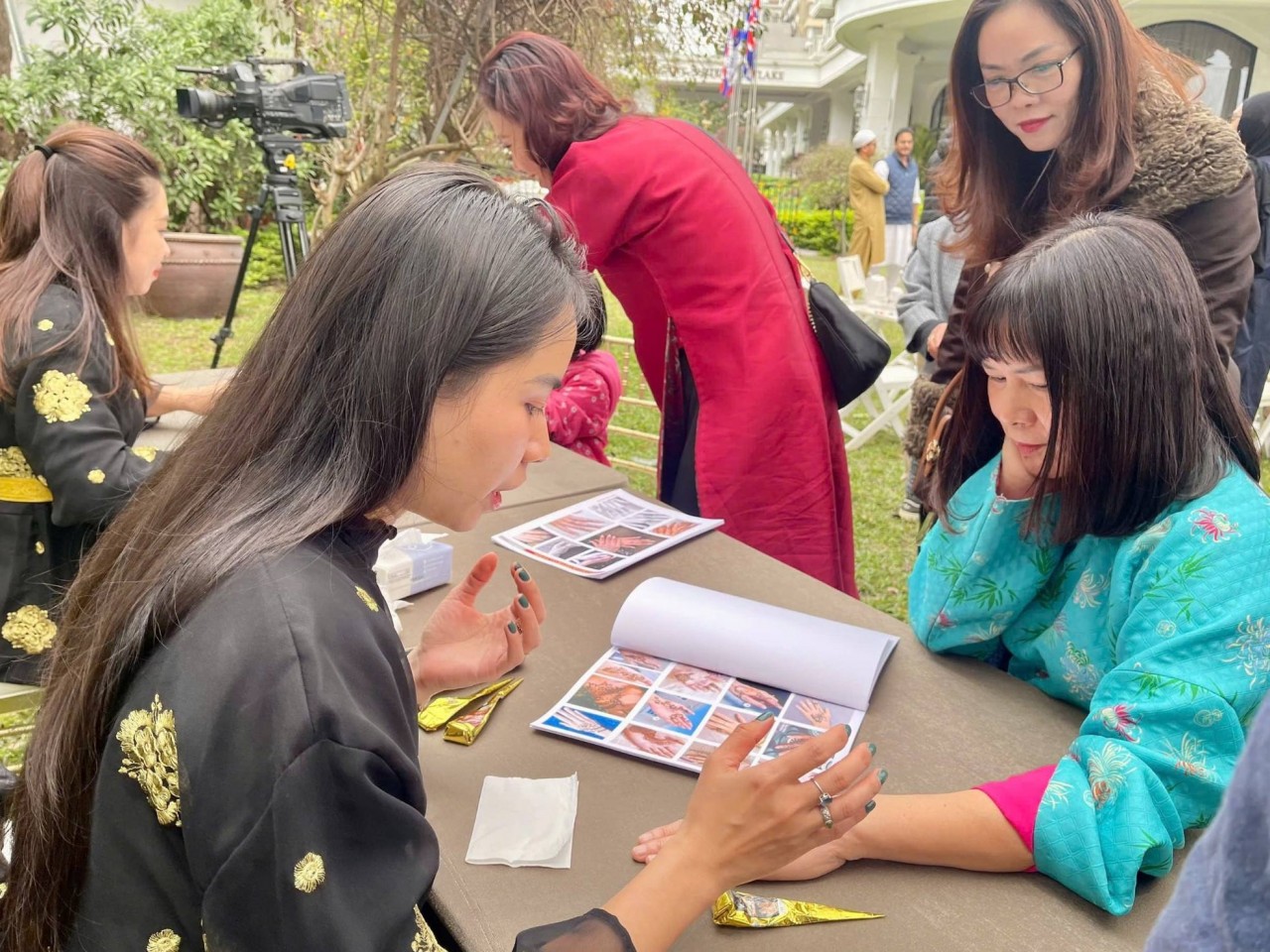 Vietnamese people experience henna painting. (Photo: Pham Ly)