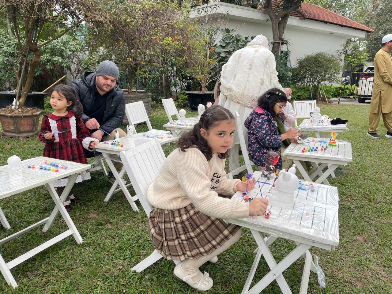 Children painting statues... (Photo: Pham Ly)