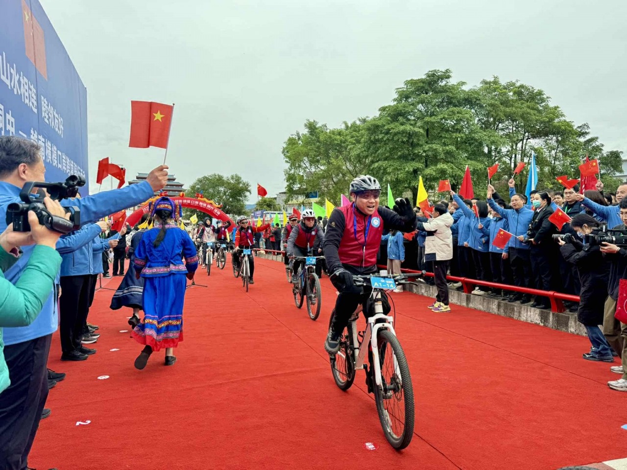 Vietnam - China Friendship Cycling Tournament Opens in Border Gate