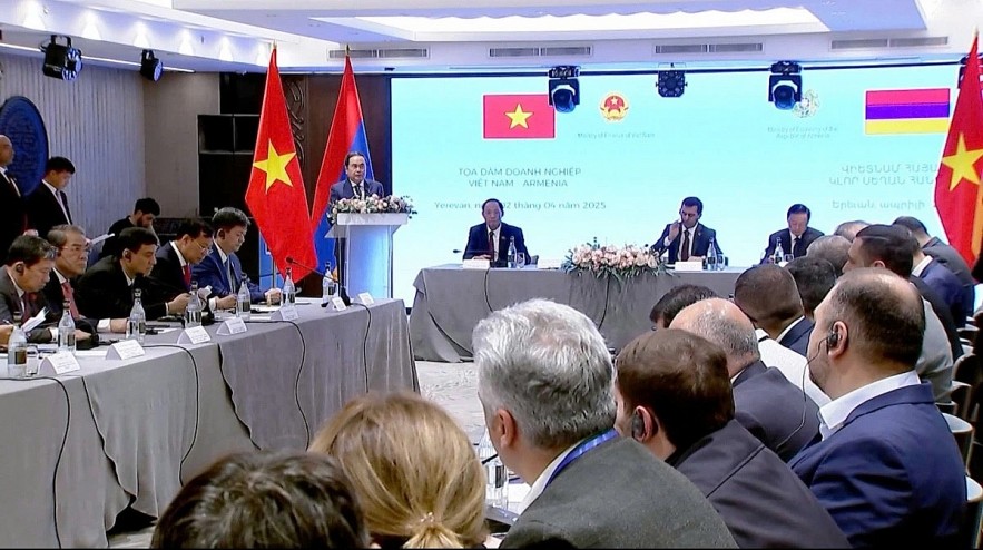 National Assembly Chairman Tran Thanh Man of Vietnam speaks at a joint business roundtable in Yerevan on April 2. (Photo: quochoi.vn)