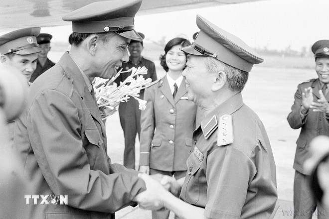 General Vo Nguyen Giap, Minister of National Defence, welcomes Khamtay Siphandone, Lao Deputy Prime Minister and Minister of National Defence, on a visit to Vietnam (1977).