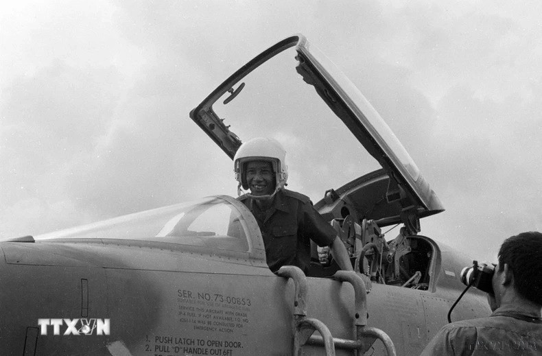Lao Deputy Prime Minister and Minister of National Defence Khamtay Siphandone boards a P5 plane during a visit to the Military Region 7 Command and Bien Hoa Airport (1977).