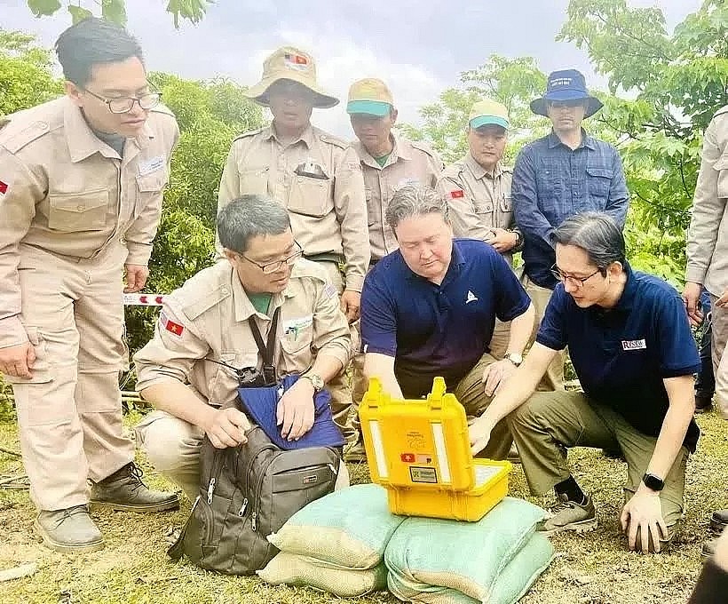 Deputy Foreign Minister Do Hung Viet and U.S. Ambassador Marc Knapper visited the site of the cooperation on mine clearance and the search for MIA in Huong Hoa, Quang Tri. (Photo: WVR)