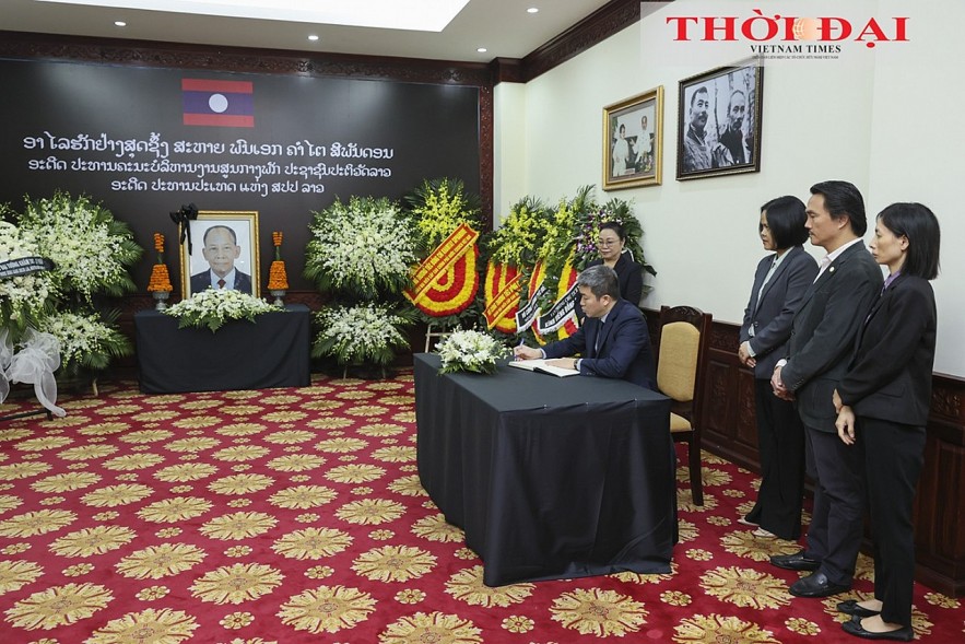 Viet Nam Union of Friendship Organizations, Vietnam - Laos Friendship Association pay tribute to General Khamtay Siphandone