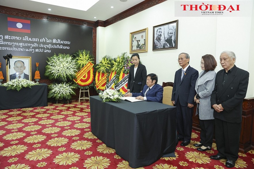 Viet Nam Union of Friendship Organizations, Vietnam - Laos Friendship Association pay tribute to General Khamtay Siphandone