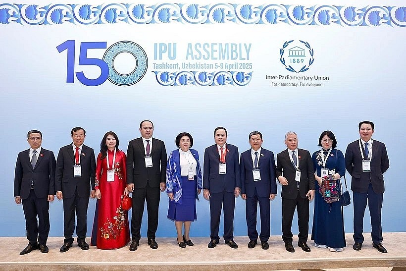 National Assembly Chairman Tran Thanh Man (sixth from left) and other delegates at the IPU-150 opening ceremony in Tashkent, Uzbekistan, on April 5 evening. (Photo: VNA)