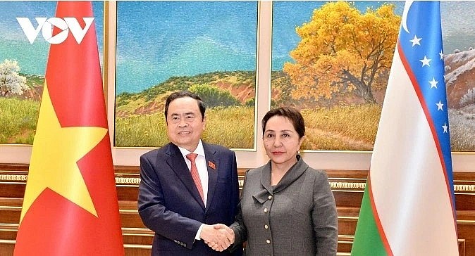 President of the Senate of Uzbekistan Tanzila Narbaeva (R) welcomes National Assembly Chairman Tran Thanh Man.