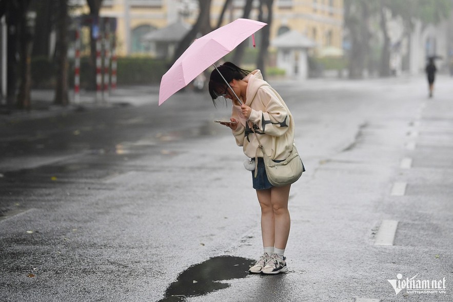 Hanoi sees constant drizzle throughout April 5. Photo: Nam Khanh