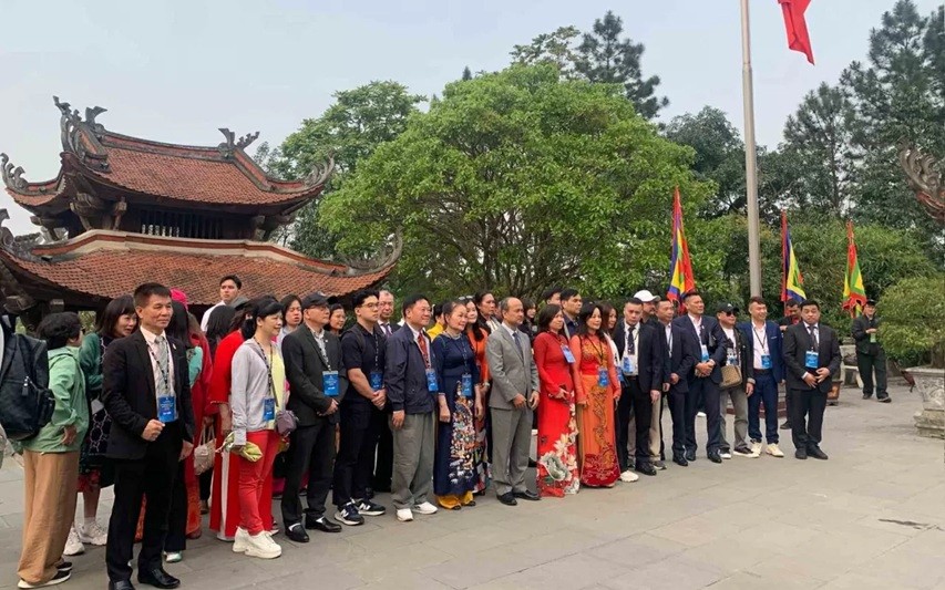 Nearly 50 Overseas Vietnamese Offer Incense to onor the Hung Kings and their roots
