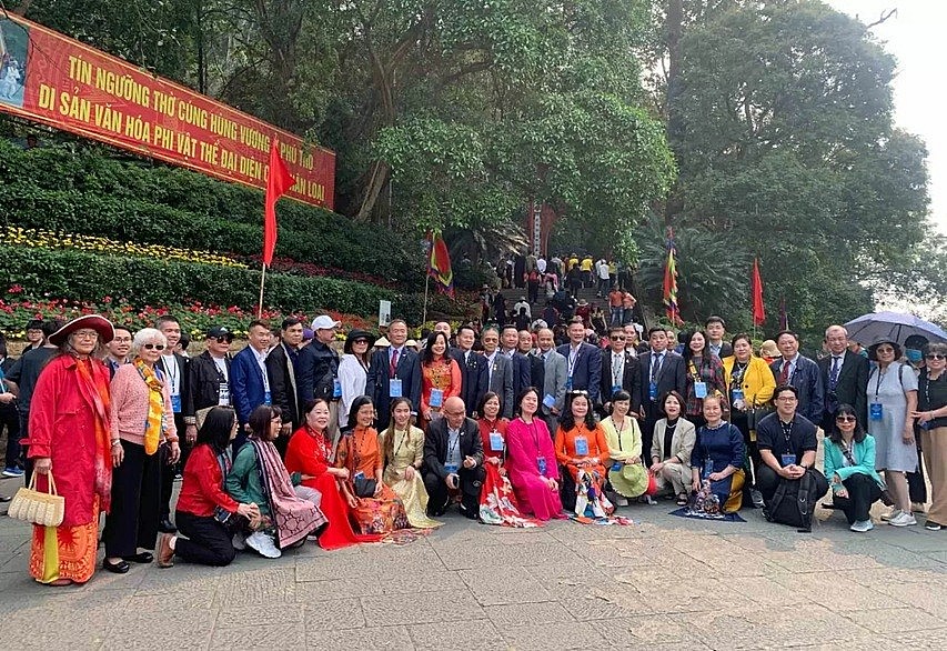 Nearly 50 Overseas Vietnamese Offer Incense to onor the Hung Kings and their roots