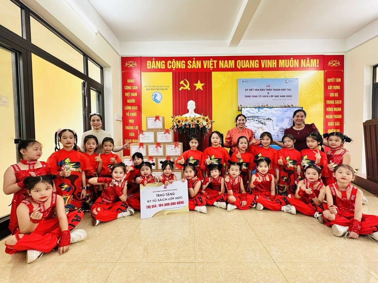 Zhi Shan Foundation supports classroom bookcases for 8 schools in Duc Pho and Tra Bong