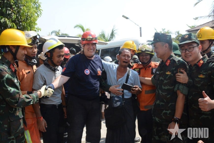 Relatives of the rescued victim emotionally thank the rescue teams. (Photo: People's Army Newspaper)